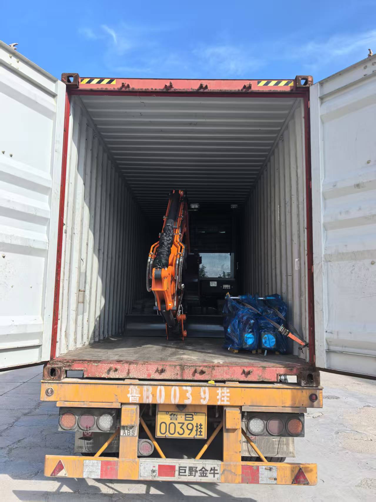 Er zijn twee graafmachines van 6,5 ton verzonden