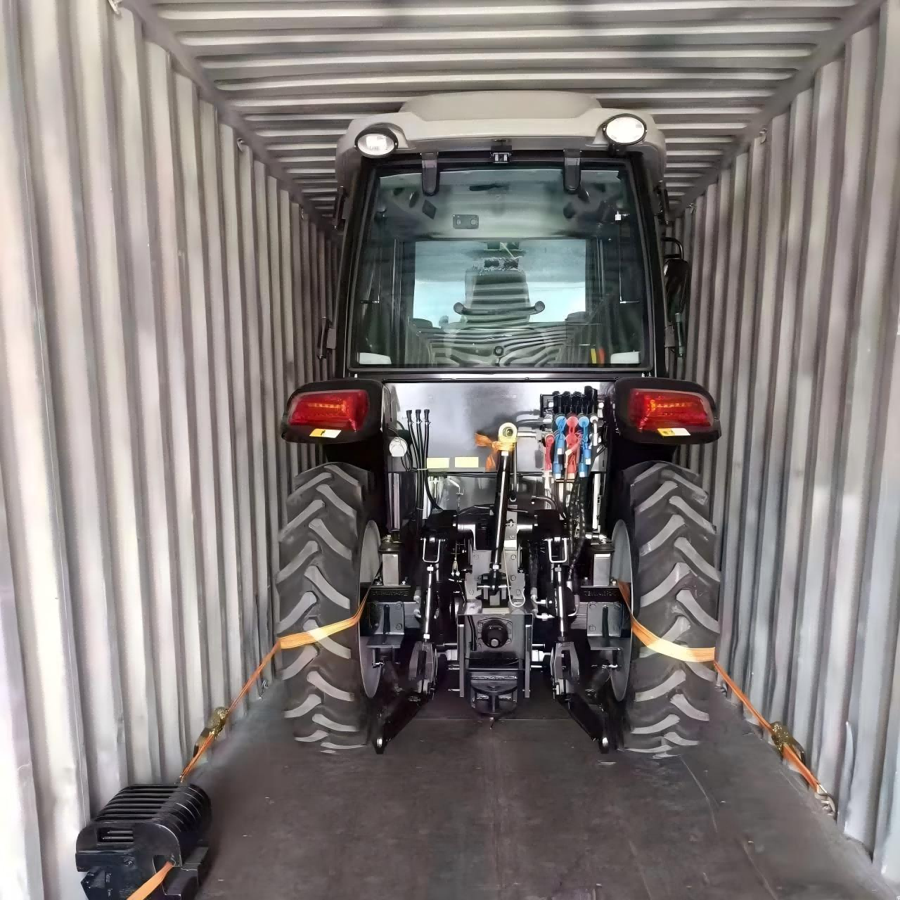 De voor de Panamese klant op maat gemaakte 50PK-tractor is afgeleverd.