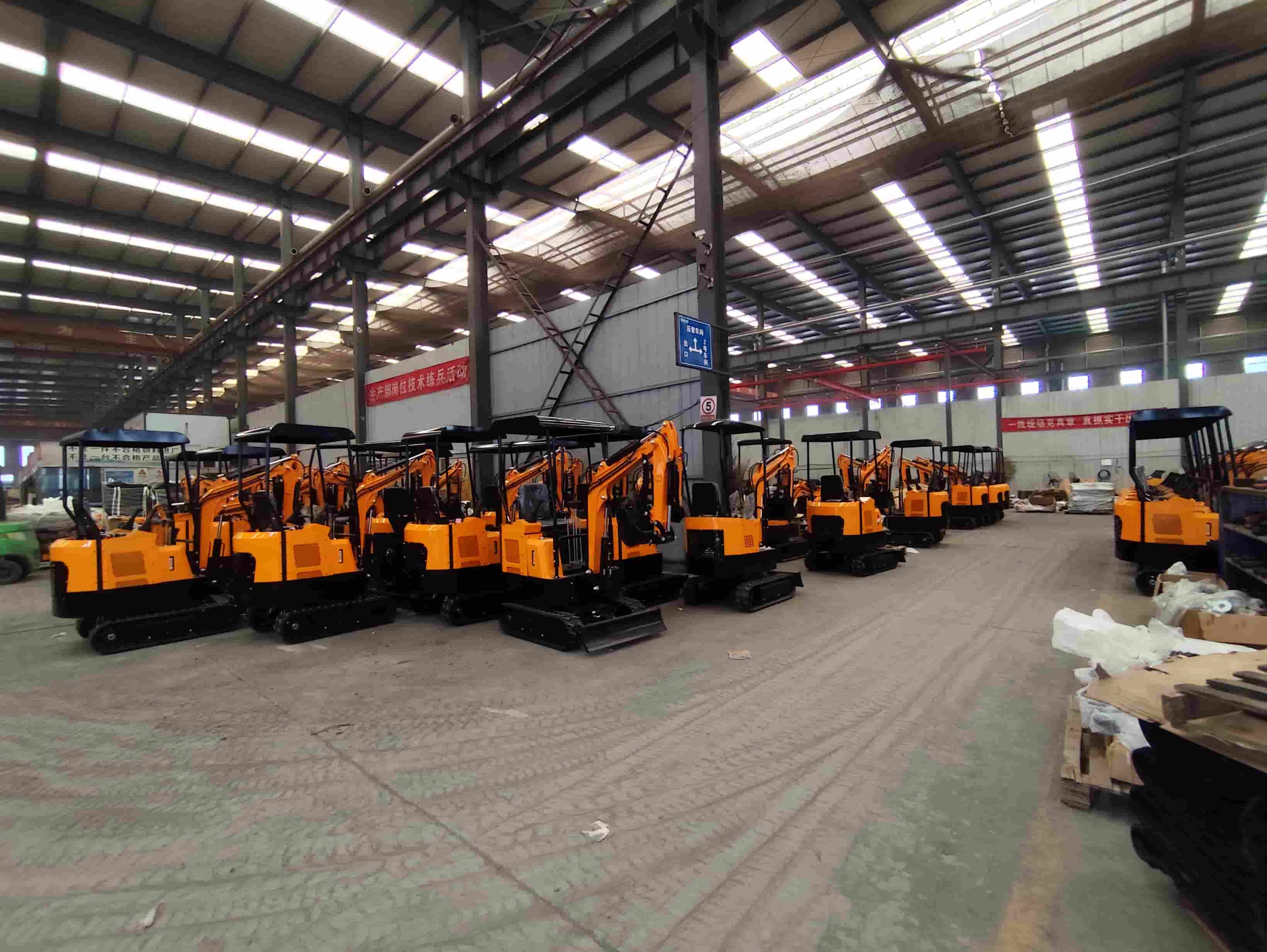 De productielijnen bruisen van de activiteit terwijl de buitenlandse bestellingen van Glorymax's minigraafmachines gestaag toenemen.